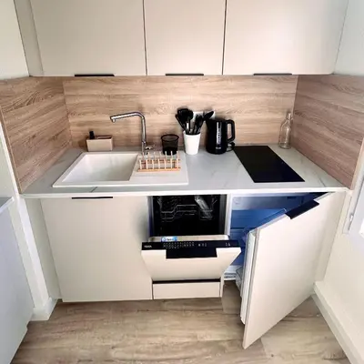 Cuisine ou kitchenette dans l'établissement Modern 1 Bdr + Balcony + Free Parking + AC + Pool