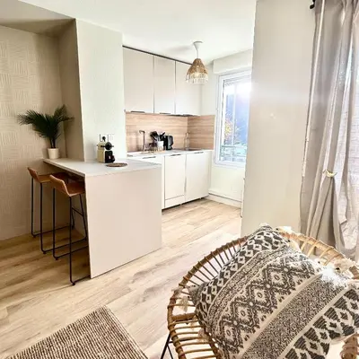 Cuisine ou kitchenette dans l'établissement Modern 1 Bdr + Balcony + Free Parking + AC + Pool