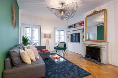 Télévision ou salle de divertissement dans l'établissement Le Savoir