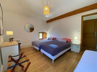 Un ou plusieurs lits dans un hébergement de l'établissement Maison confortable et calme, 2 chambres
