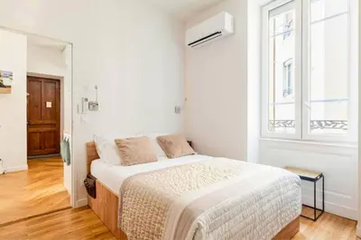 Un ou plusieurs lits dans un hébergement de l'établissement Nid de calme centrale climatisé