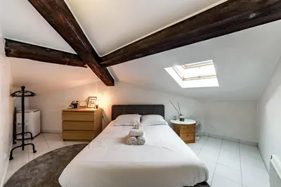 Un ou plusieurs lits dans un hébergement de l'établissement All in Lyon | Duplex sous les toits Fourvière