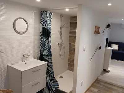 Salle de bains dans l'établissement Chez Rémi