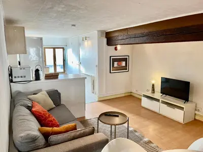 Télévision ou salle de divertissement dans l'établissement Suite Jason Appartement 4 personnes - Check in h24 & Wifi