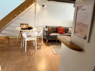 Coin salon dans l'établissement Suite Jason Appartement 4 personnes - Check in h24 & Wifi