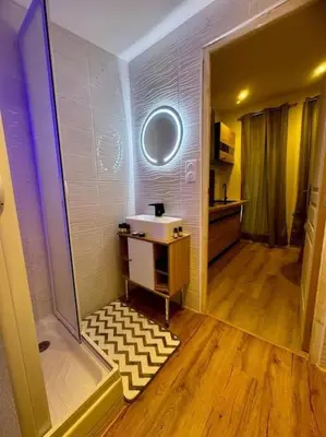 Télévision ou salle de divertissement dans l'établissement Chalet cosy et coconing