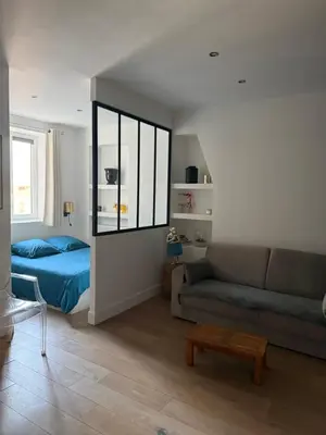 Coin salon dans l'établissement Studio totalement rénové en plein centre-ville devant la Préfecture de Lyon