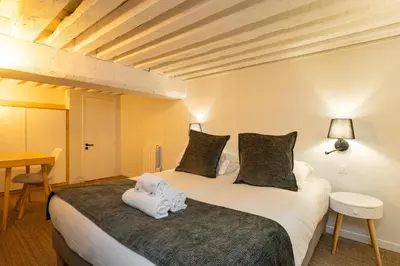 Un ou plusieurs lits dans un hébergement de l'établissement DIFY Opera Diva - Hotel de Ville