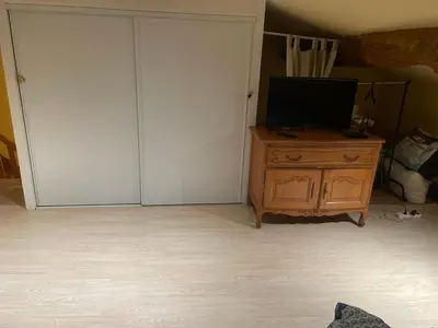 Télévision ou salle de divertissement dans l'établissement chambre simple proche aéroport