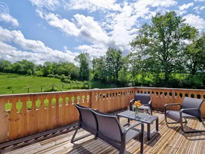 Balcon ou terrasse dans l'établissement Gîte cosy avec terrasse et jacuzzi privatif - FR-1-496-303