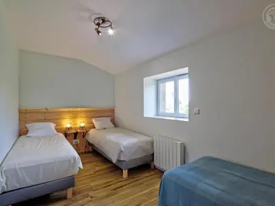Un ou plusieurs lits dans un hébergement de l'établissement Gîte cosy avec terrasse et jacuzzi privatif - FR-1-496-303