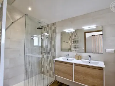 Salle de bains dans l'établissement Gîte cosy avec terrasse et jacuzzi privatif - FR-1-496-303