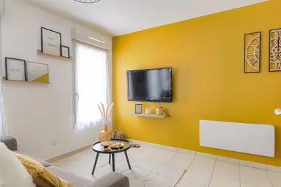 Télévision ou salle de divertissement dans l'établissement LE LOUIS D’OR -Accès facile Gare/Eurexpo/Aéoroport