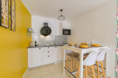 Cuisine ou kitchenette dans l'établissement LE LOUIS D’OR -Accès facile Gare/Eurexpo/Aéoroport