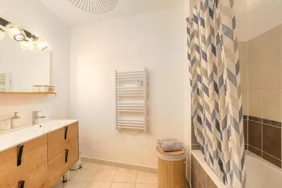 Salle de bains dans l'établissement LE LOUIS D’OR -Accès facile Gare/Eurexpo/Aéoroport