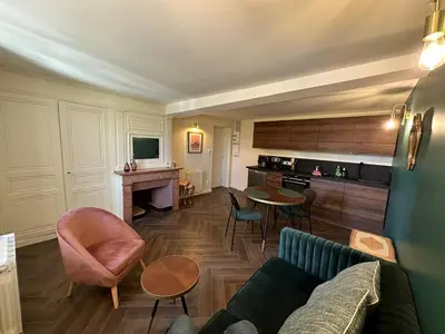 Télévision ou salle de divertissement dans l'établissement La maison du village