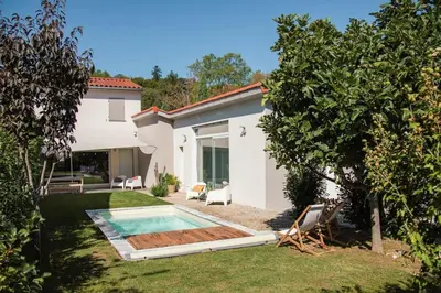 Piscine de l'établissement Studio Lyon Collonges au Mont d'Or ou située à proximité