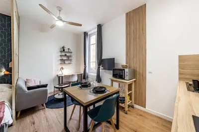 Télévision ou salle de divertissement dans l'établissement All in Lyon | Studio neuf design – 2ᵉ étage