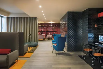 Coin salon dans l'établissement OKKO Hotels Lyon Centre