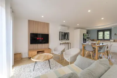 Télévision ou salle de divertissement dans l'établissement Sunny House - Villa 4 chambres - Saint Genis Les Ollières