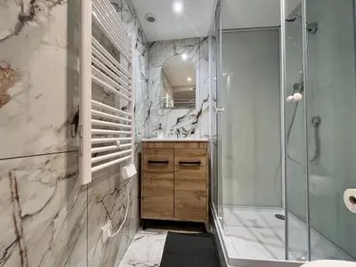 Salle de bains dans l'établissement Suite Maël - Appartement 4 personnes - Check in h24 & Wifi