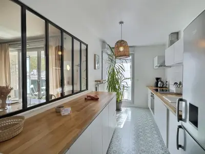 Cuisine ou kitchenette dans l'établissement Le tête dOr, BNBConciergerie