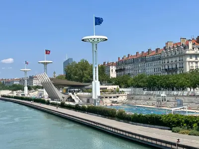 Piscine de l'établissement Lyon Premium - Aux Berges du Rhône ou située à proximité