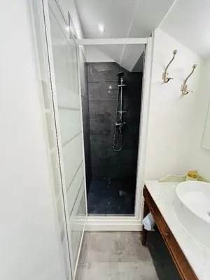 Salle de bains dans l'établissement Villa Les Roches d'Yzeron