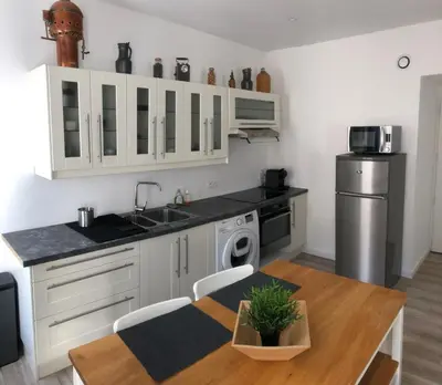 Cuisine ou kitchenette dans l'établissement Joli logement au centre de Trévoux