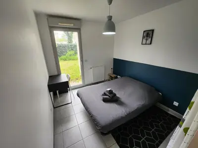 Un ou plusieurs lits dans un hébergement de l'établissement Appt 2 chambres au calme - jardin privé - Metro D, Eurexpo, Groupama Stadium