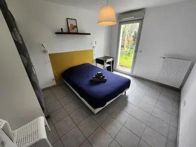 Un ou plusieurs lits dans un hébergement de l'établissement Appt 2 chambres au calme - jardin privé - Metro D, Eurexpo, Groupama Stadium