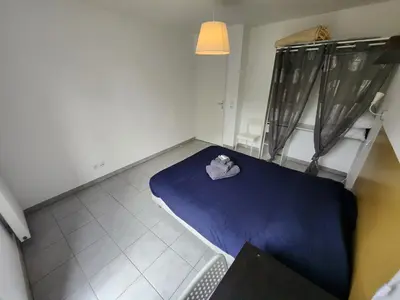 Un ou plusieurs lits dans un hébergement de l'établissement Appt 2 chambres au calme - jardin privé - Metro D, Eurexpo, Groupama Stadium