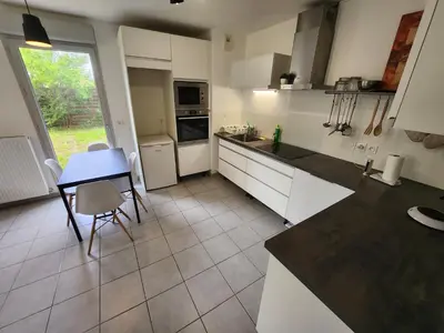 Cuisine ou kitchenette dans l'établissement Appt 2 chambres au calme - jardin privé - Metro D, Eurexpo, Groupama Stadium