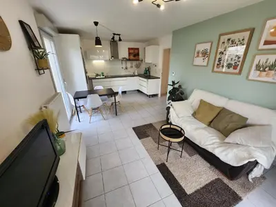 Cuisine ou kitchenette dans l'établissement Appt 2 chambres au calme - jardin privé - Metro D, Eurexpo, Groupama Stadium
