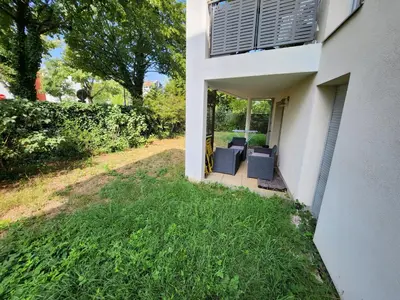 Jardin de l'établissement Appt 2 chambres au calme - jardin privé - Metro D, Eurexpo, Groupama Stadium