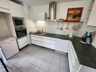 Cuisine ou kitchenette dans l'établissement Appt 2 chambres au calme - jardin privé - Metro D, Eurexpo, Groupama Stadium