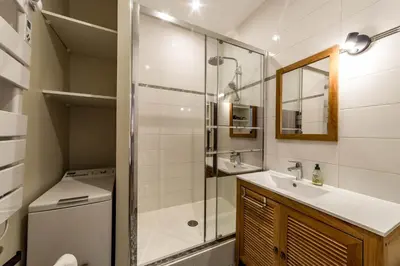Salle de bains dans l'établissement All in Lyon | T2 lumineux & élégant – Perrache