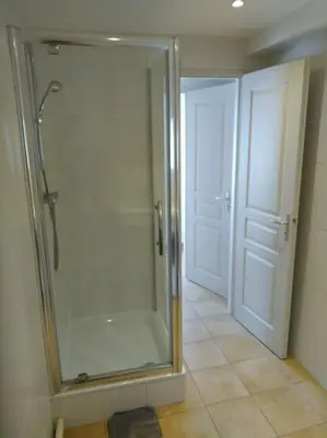 Salle de bains dans l'établissement Tiny duplex climatisé