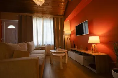 Télévision ou salle de divertissement dans l'établissement Appartement le cocon de terre