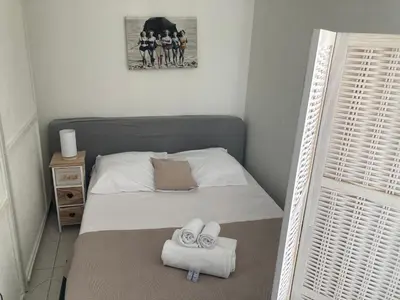 Un ou plusieurs lits dans un hébergement de l'établissement Studio évasion campagnarde avec jardin et parking, proche de Eurexpo et GroupamaStadium