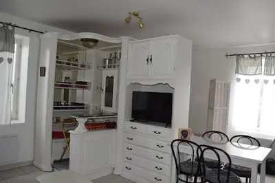Cuisine ou kitchenette dans l'établissement Studio évasion campagnarde avec jardin et parking, proche de Eurexpo et GroupamaStadium
