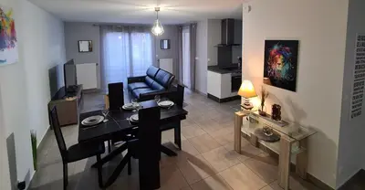 Télévision ou salle de divertissement dans l'établissement Appartement de standing au centre de Chassieu