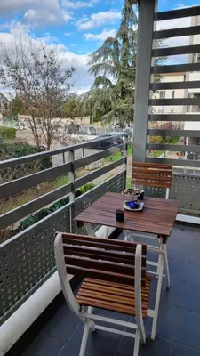 Balcon ou terrasse dans l'établissement Appartement de standing au centre de Chassieu