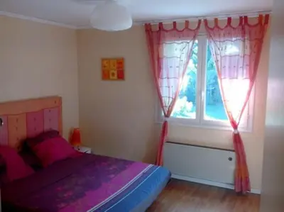 Un ou plusieurs lits dans un hébergement de l'établissement Villa de 3 chambres avec piscine chauffée