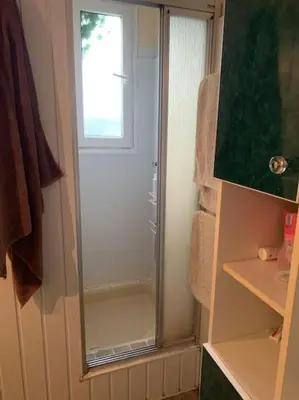 Salle de bains dans l'établissement Villa de 3 chambres avec piscine chauffée