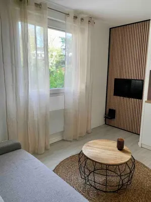 Télévision ou salle de divertissement dans l'établissement Studio Le Pensier - Monplaisir