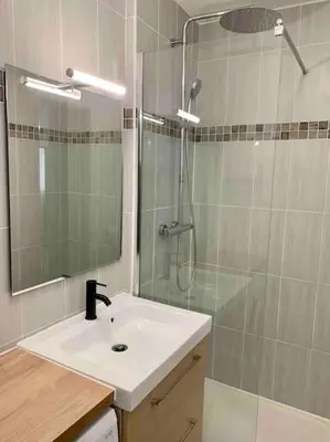 Salle de bains dans l'établissement Studio Le Pensier - Monplaisir