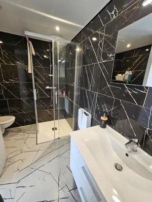 Salle de bains dans l'établissement appartement guy