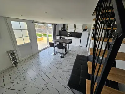 Télévision ou salle de divertissement dans l'établissement appartement guy