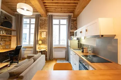 Cuisine ou kitchenette dans l'établissement Le petit Imbert - studio chaleureux et cozy